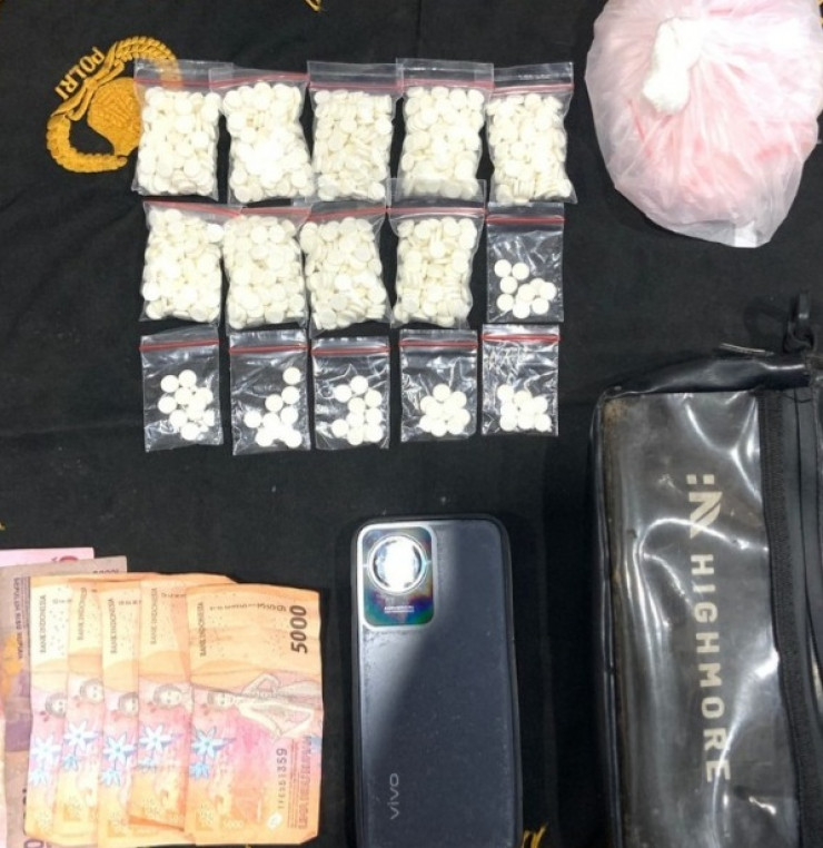 Polres Lumajang Amankan Dua Tersangka Pengedar Okerbaya, Sita Puluhan Ribu Butir Pil Logo Y